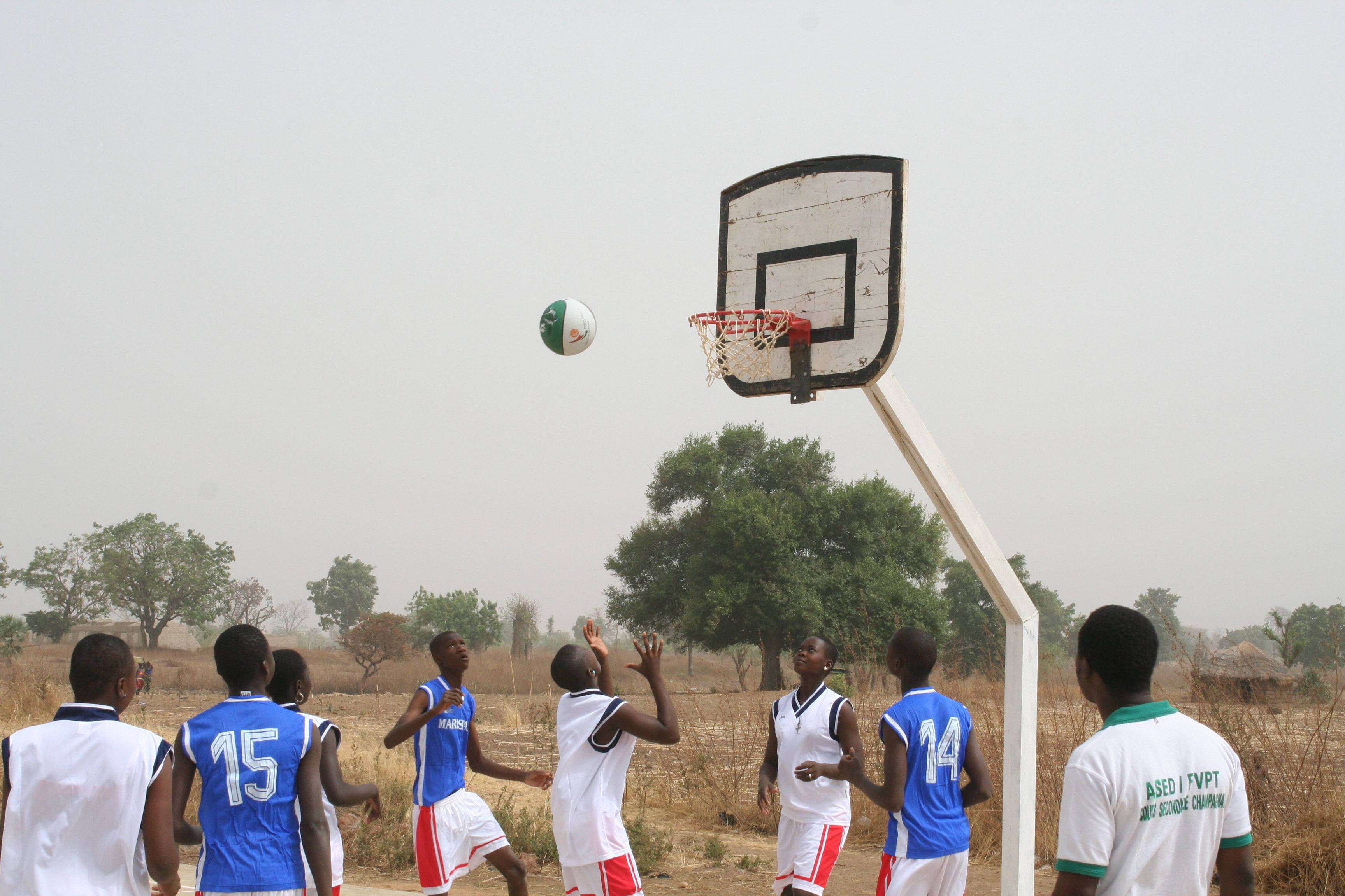 Ya cuentan con su cancha de basket en Kandi (Benín)!!